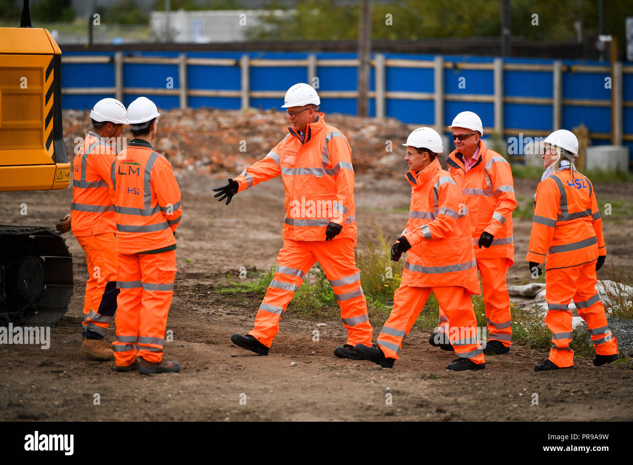 Leader de la Chambre des communes et secrétaire d'État aux Transports, Chris Grayling se réunit avec les travailleurs de la construction à l'ancien site de la station de Curzon Street, Birmingham, où des travaux sont en cours pour construire le HS2 terminal. Banque D'Images