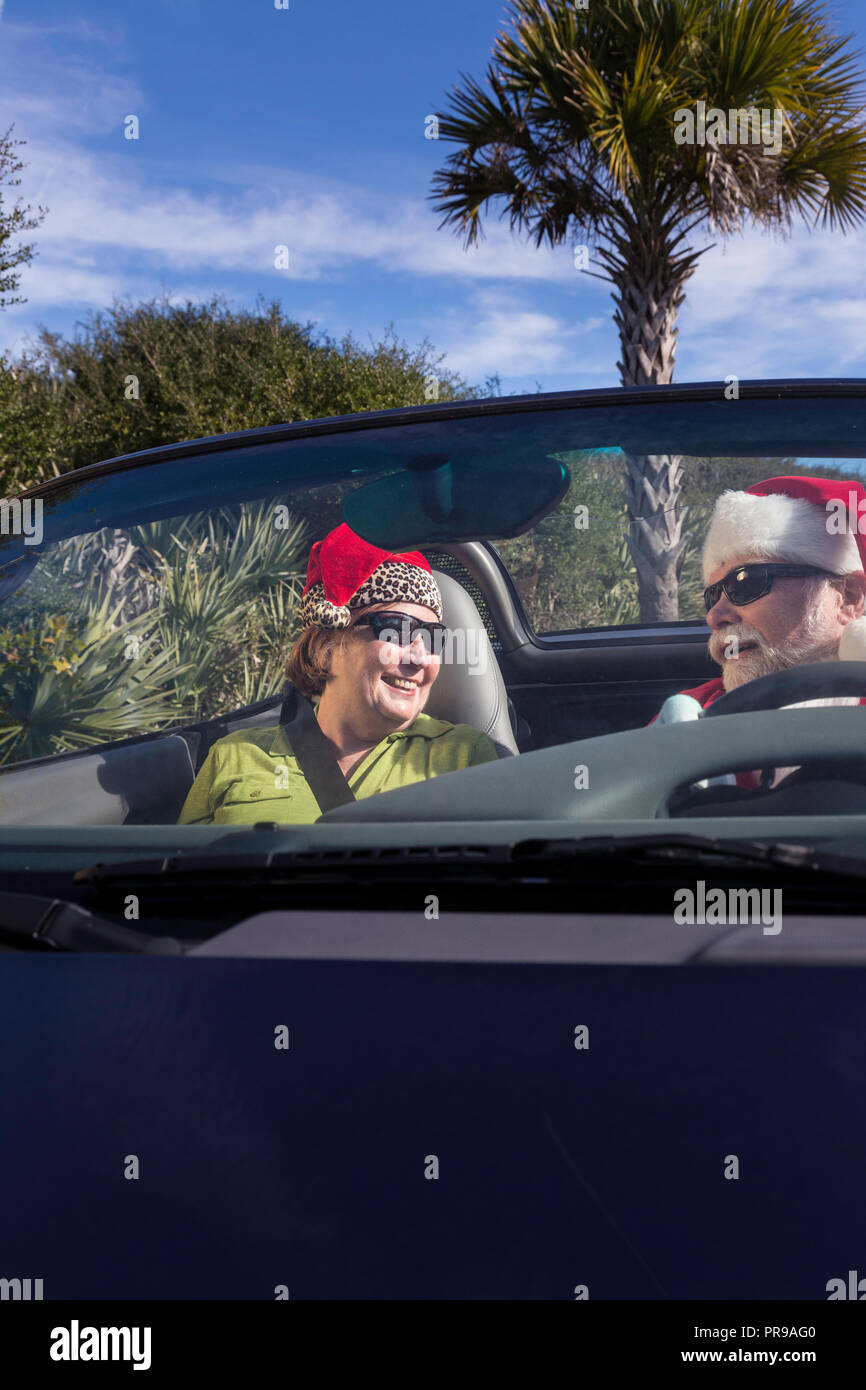 Le Père Noël et Mère Noël La conduite en voiture en vacances, Floride, USA Banque D'Images