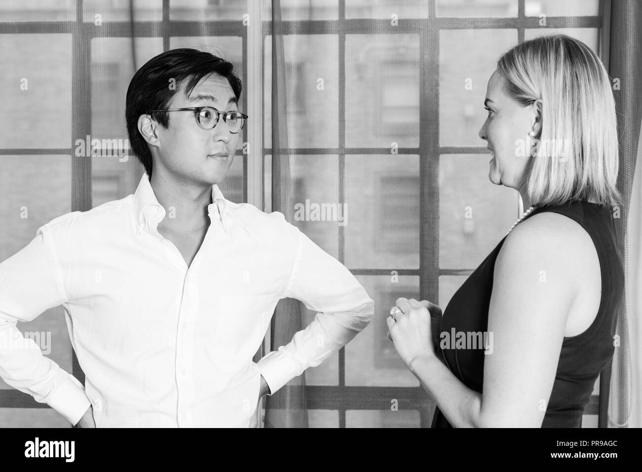 Jeune femme métisse avec homme blanc Banque d'images noir et blanc - Alamy