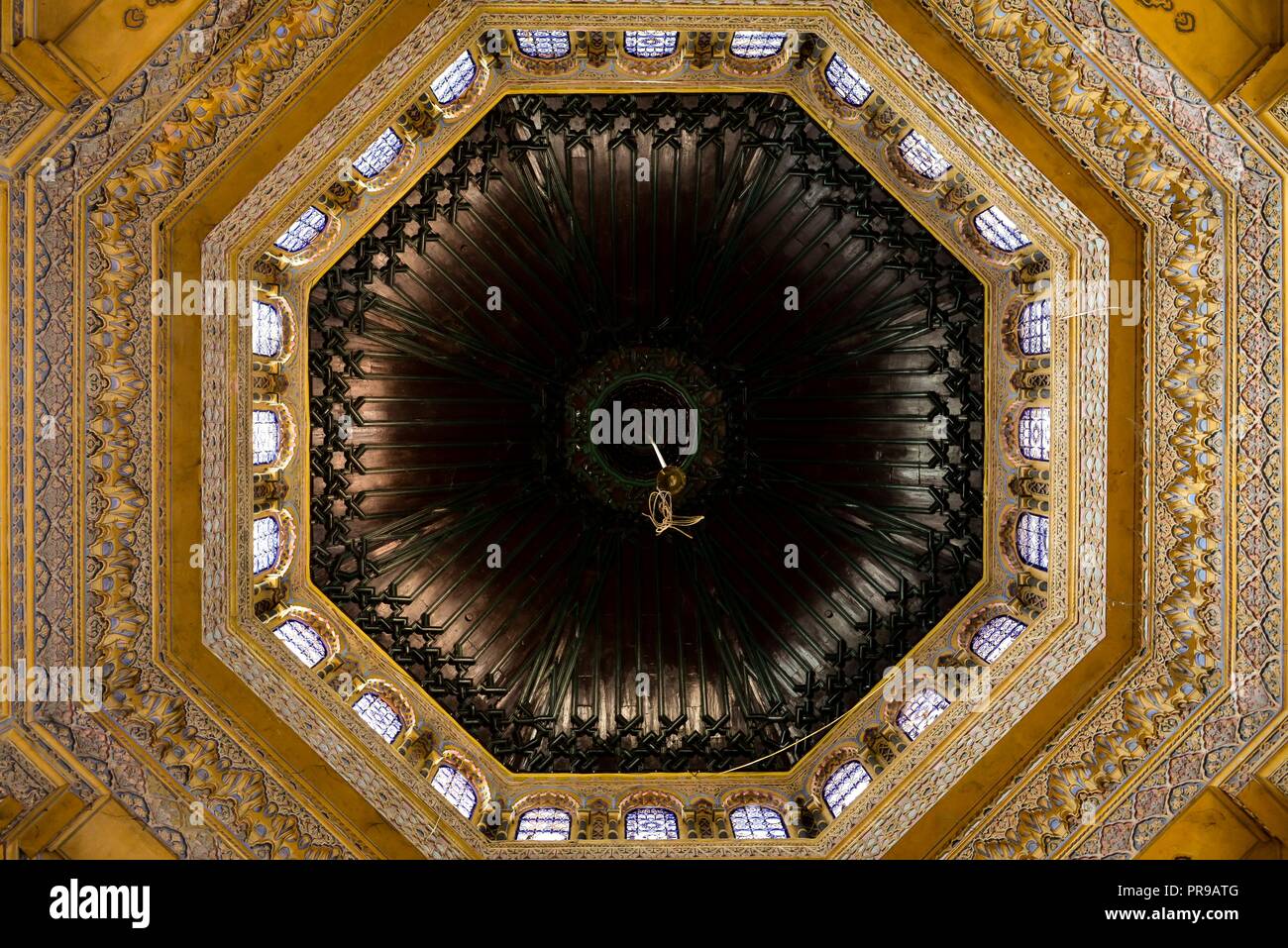 L'image montre le plafond du dôme intérieur de la mosquée mauresque à Kapurthala dans l'état indien du Pendjab. Banque D'Images