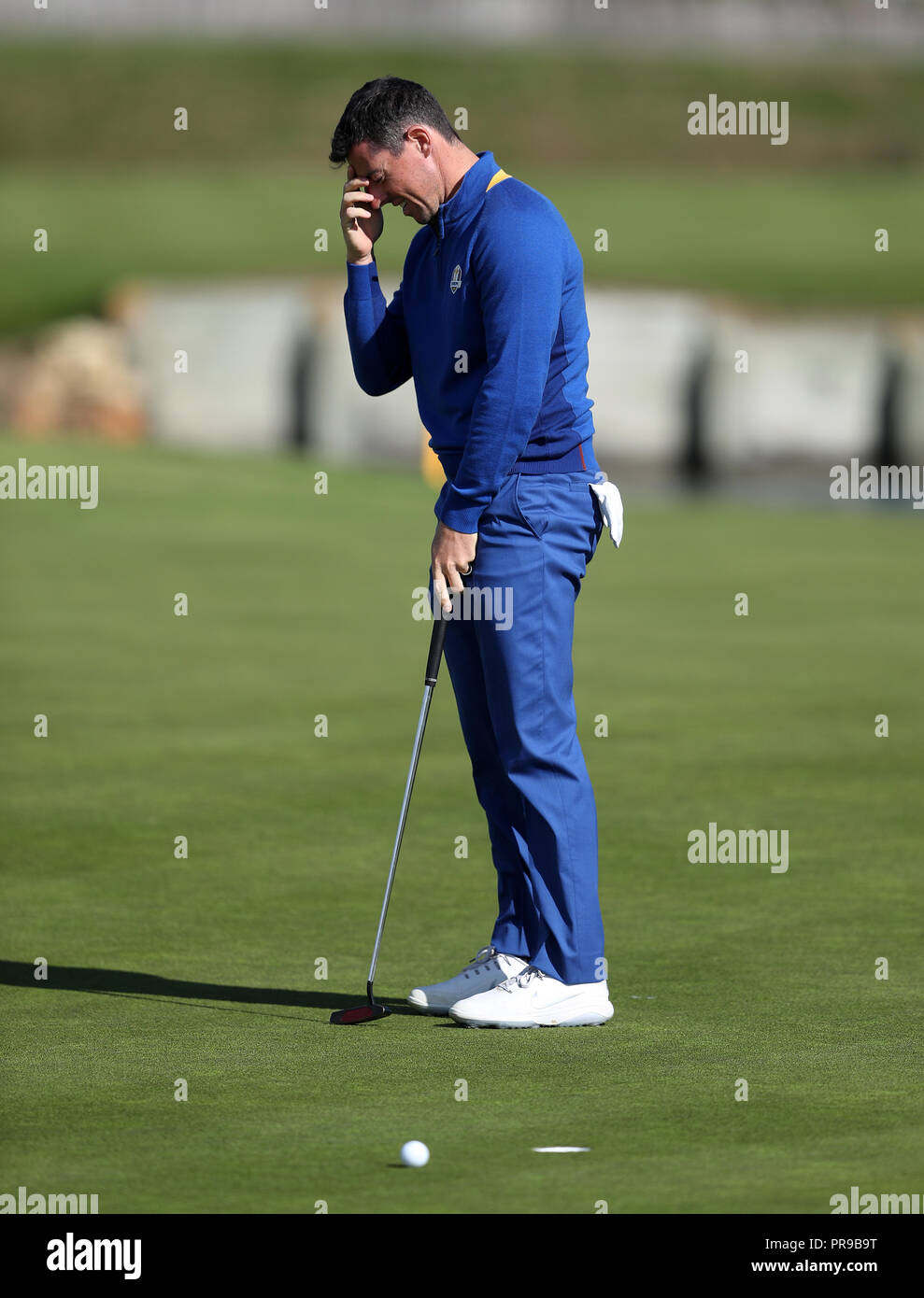 L'équipe de Rory McIlroy réagit à un putt manqué pendant le 15e match de la journée sur trois de la Ryder Cup au Golf National, Saint-Quentin-en-Yvelines, Paris. Banque D'Images