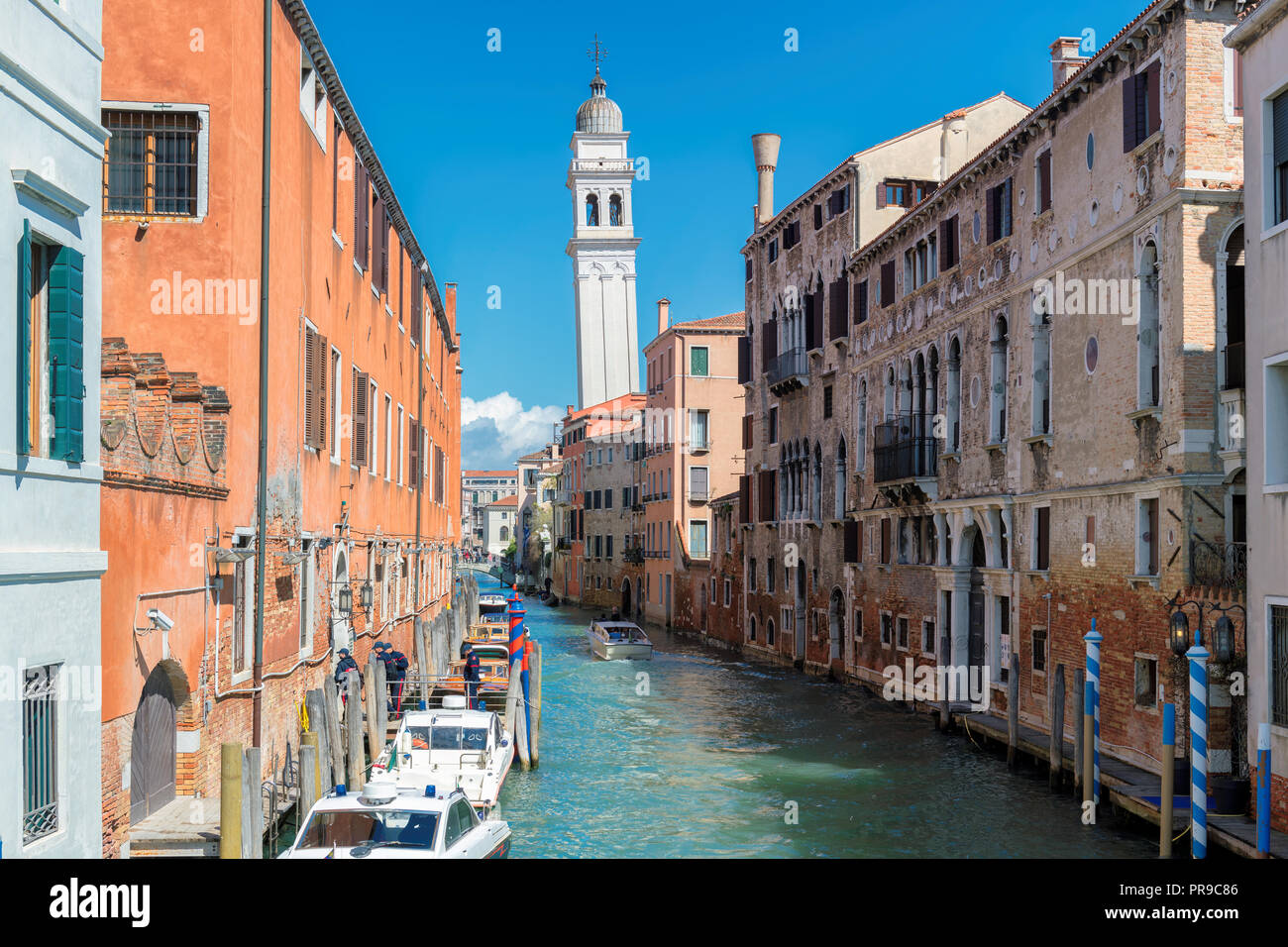 Vieux canal à Venise avec des bateaux stationnés près de bâtiments résidentiels, Italie Banque D'Images