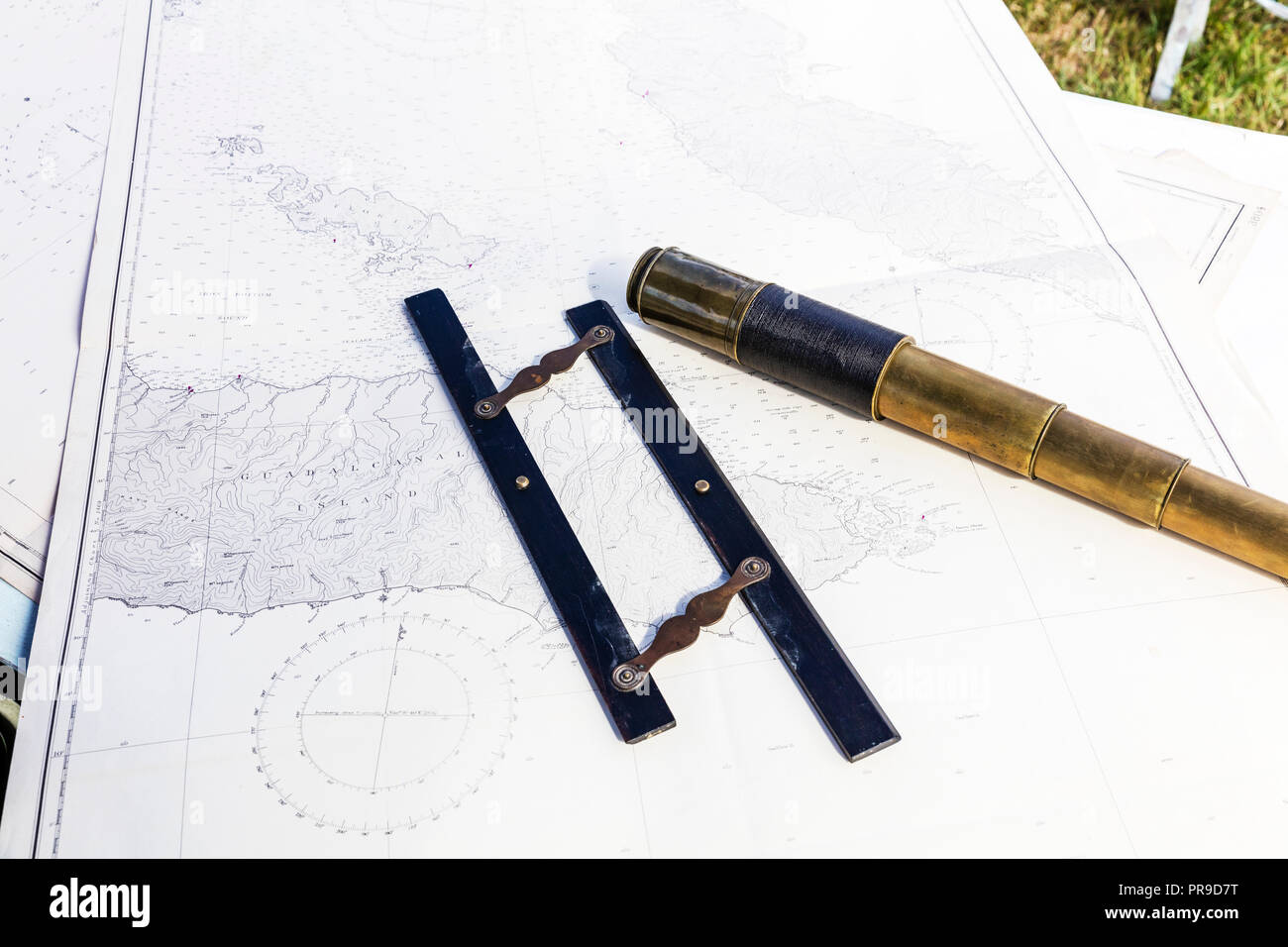 Jeux de guerre, la carte, télescope, règle parallèle, lecture de carte, orientation, naviguer, parcelle route plan, carte, lire la carte, graphique, parcours, itinéraire, planifier, mesurer, Banque D'Images