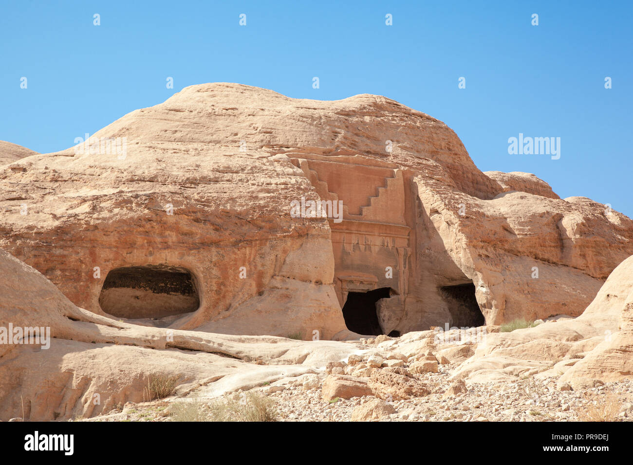 Vue d'un des anciens bâtiments sculpté dans la pierre dans la Ville Rose de Petra, en Jordanie. Banque D'Images
