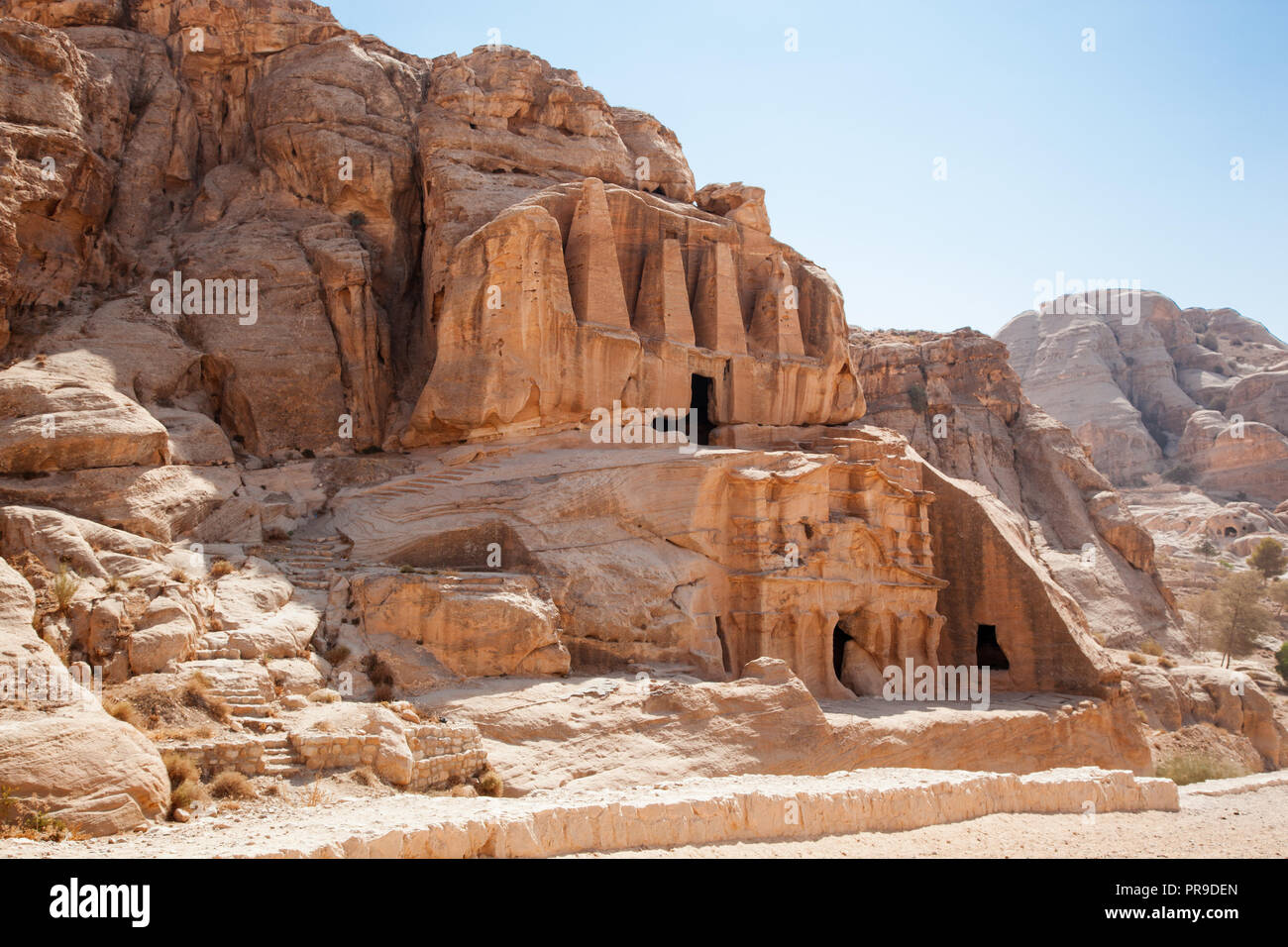 Vue d'un des anciens bâtiments sculpté dans la pierre dans la Ville Rose de Petra, en Jordanie. Banque D'Images