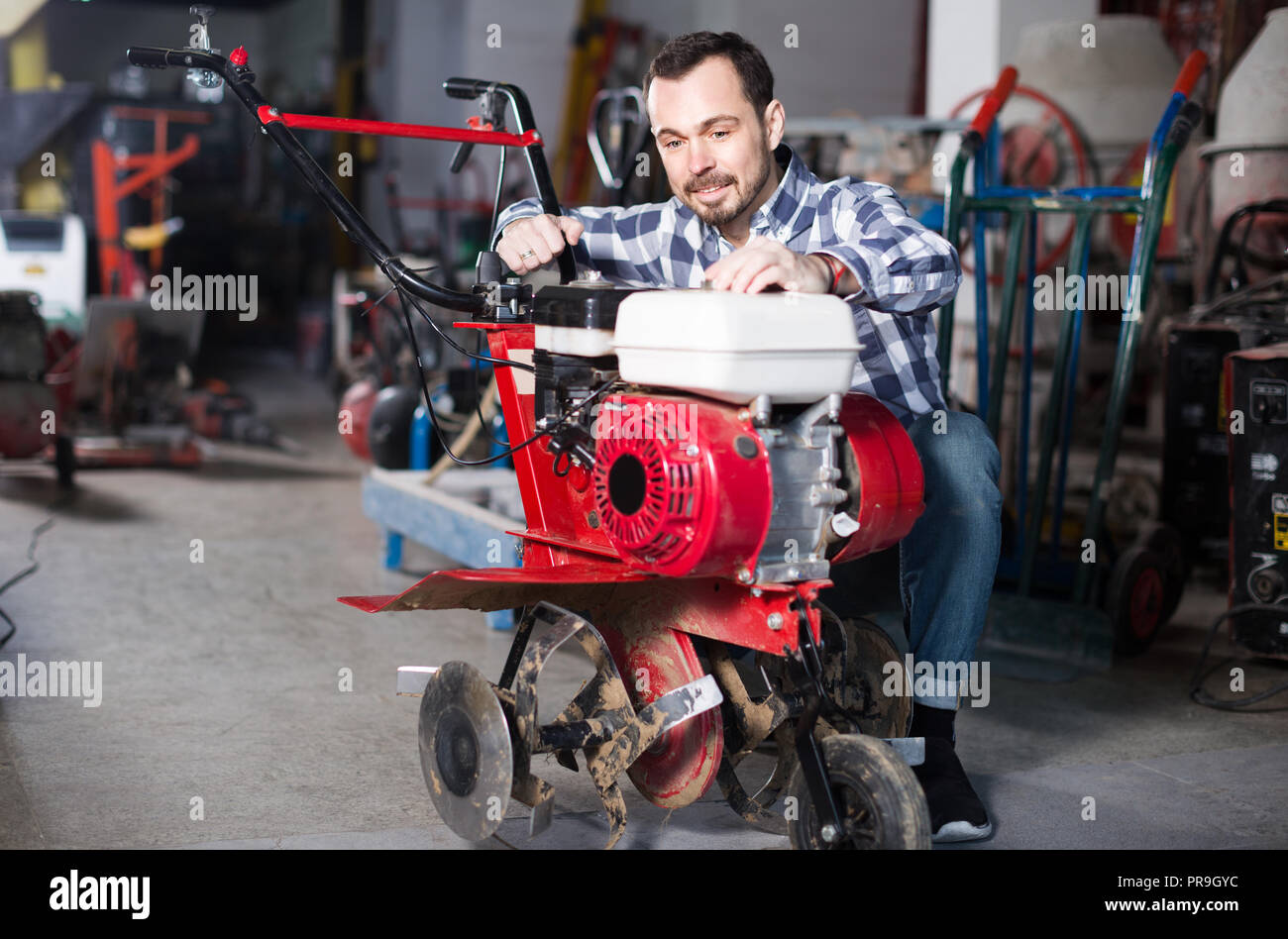 Homme de 20 à 29 ans commence à travailler avec la charrue à l'atelier. Banque D'Images
