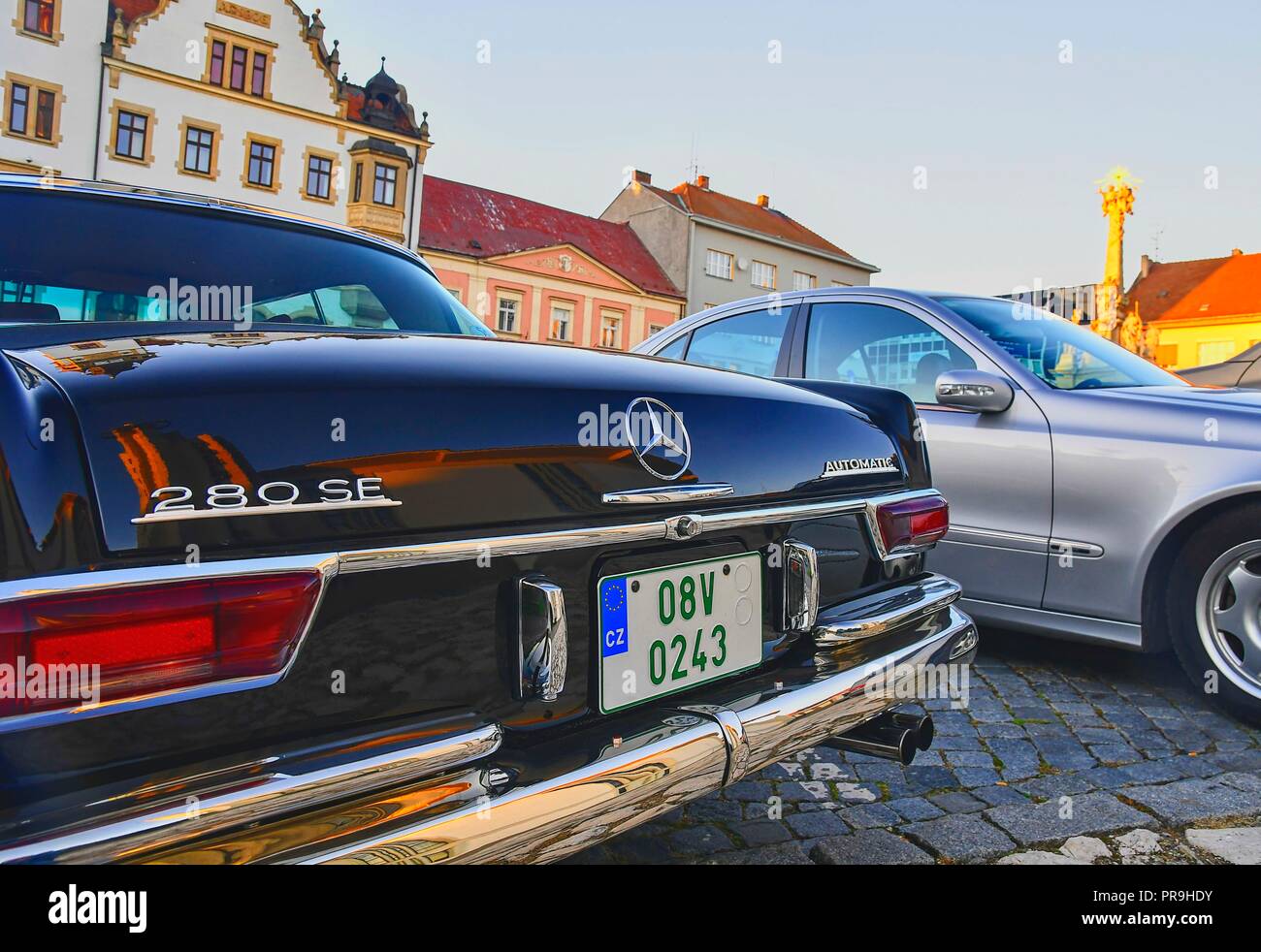 Logo Mercedes Benz noire sur une voiture d'époque. Mercedes-Benz est un constructeur automobile allemand. La marque est utilisée pour les automobiles de luxe, d'autobus, autocars et camions. Banque D'Images