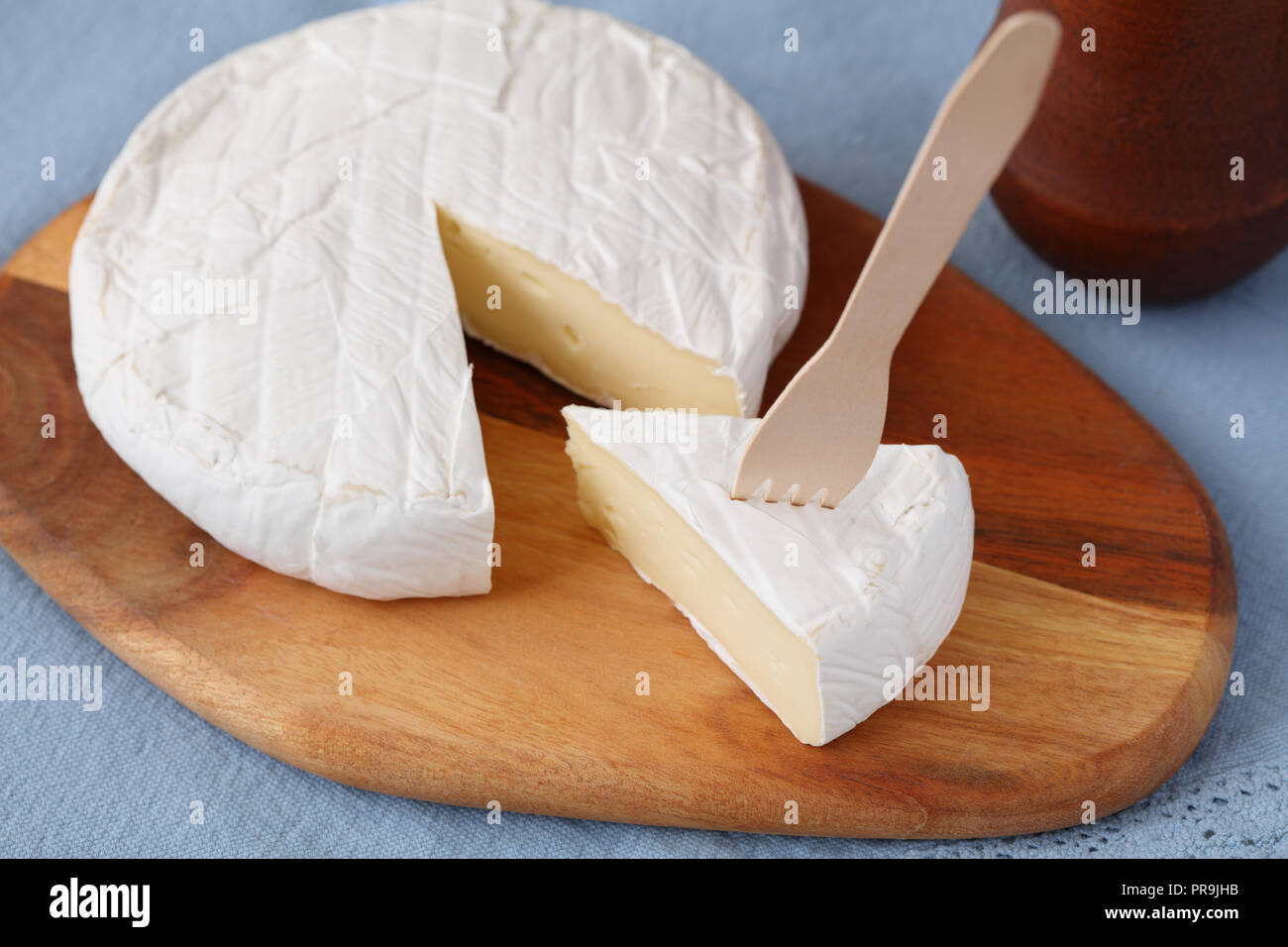 Fromage Brie sur une planche à découper en bois Banque D'Images