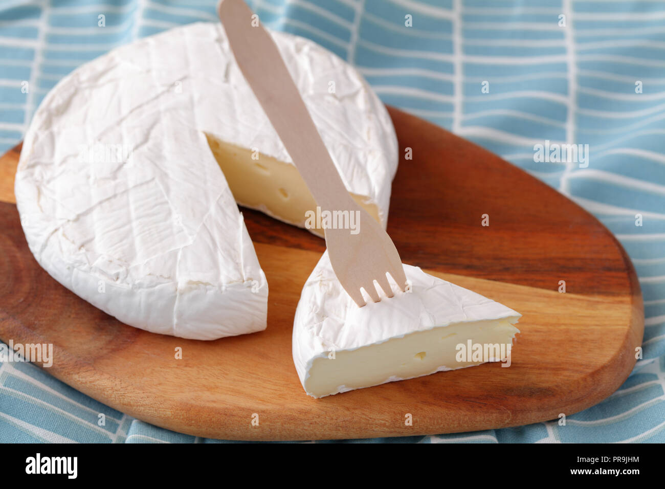 Fromage Brie sur une planche à découper en bois Banque D'Images