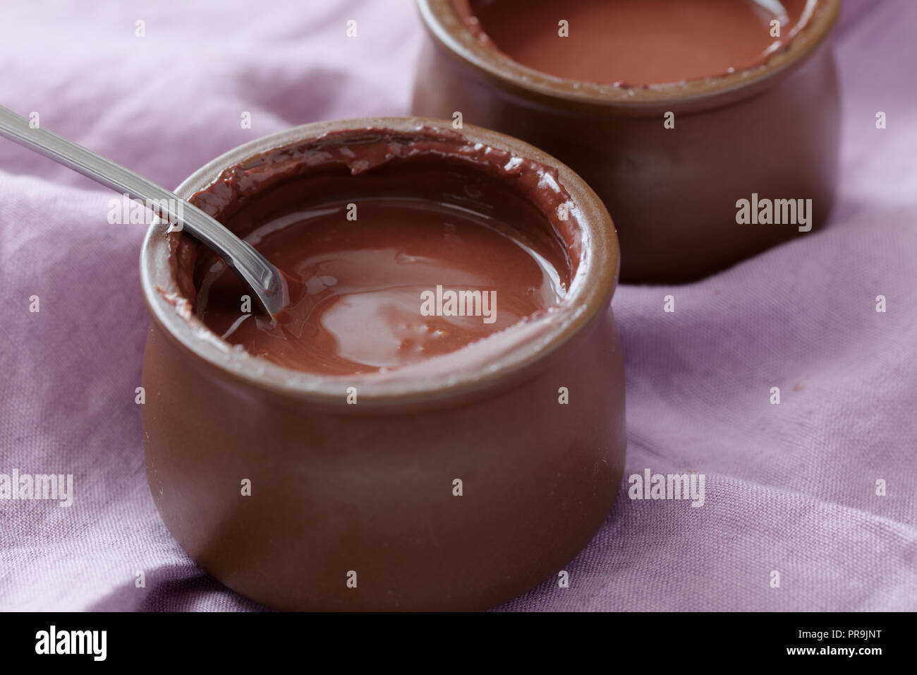 Deux portions de crème au chocolat Banque D'Images