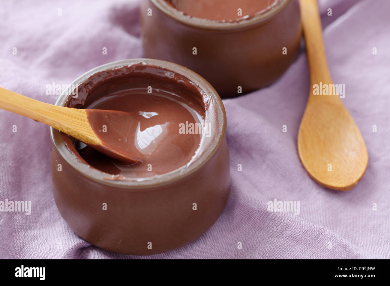 Deux portions de crème au chocolat Banque D'Images