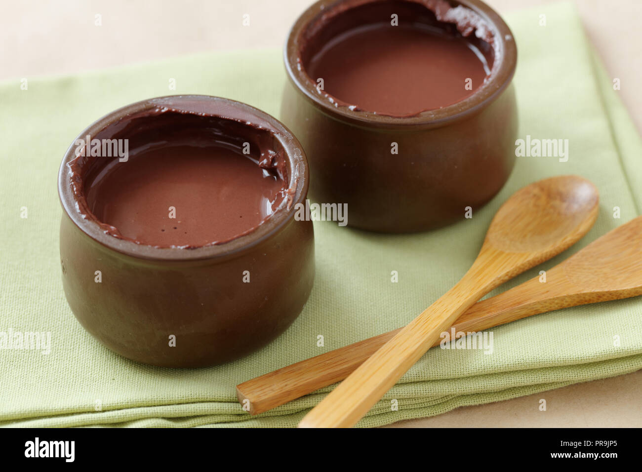 Deux portions de crème au chocolat Banque D'Images