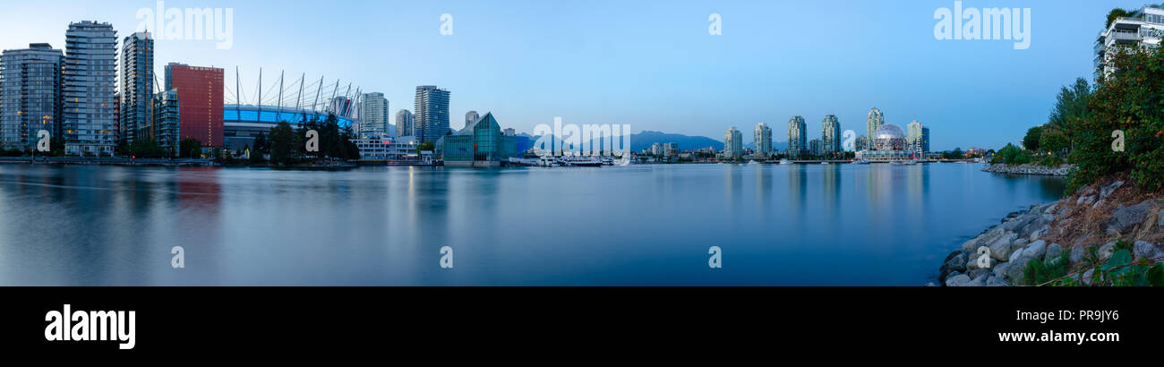 Une longue exposition panorama de la BC Place & TELUS World of Science Banque D'Images