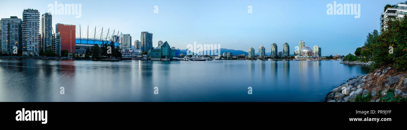 Une longue exposition panorama de la BC Place & TELUS World of Science Banque D'Images
