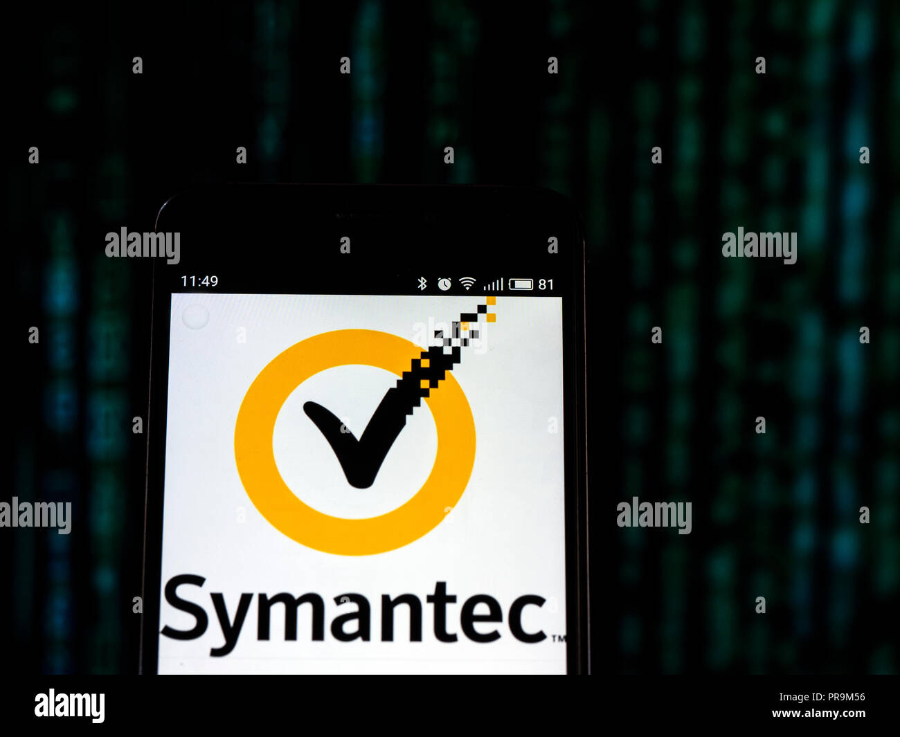 Symantec Corporation vu le logo affiché sur le téléphone intelligent. Symantec Corporation est une entreprise de logiciels. La société fournit des logiciels et services de cybersécurité Banque D'Images