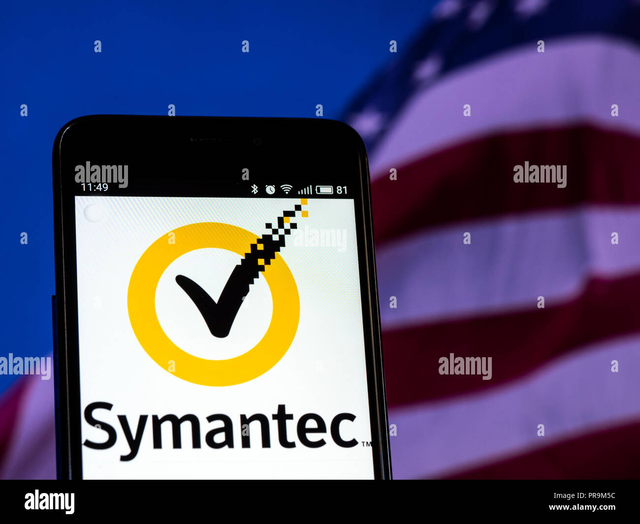 Symantec Corporation vu le logo affiché sur le téléphone intelligent. Symantec Corporation est une entreprise de logiciels. La société fournit des logiciels et services de cybersécurité Banque D'Images