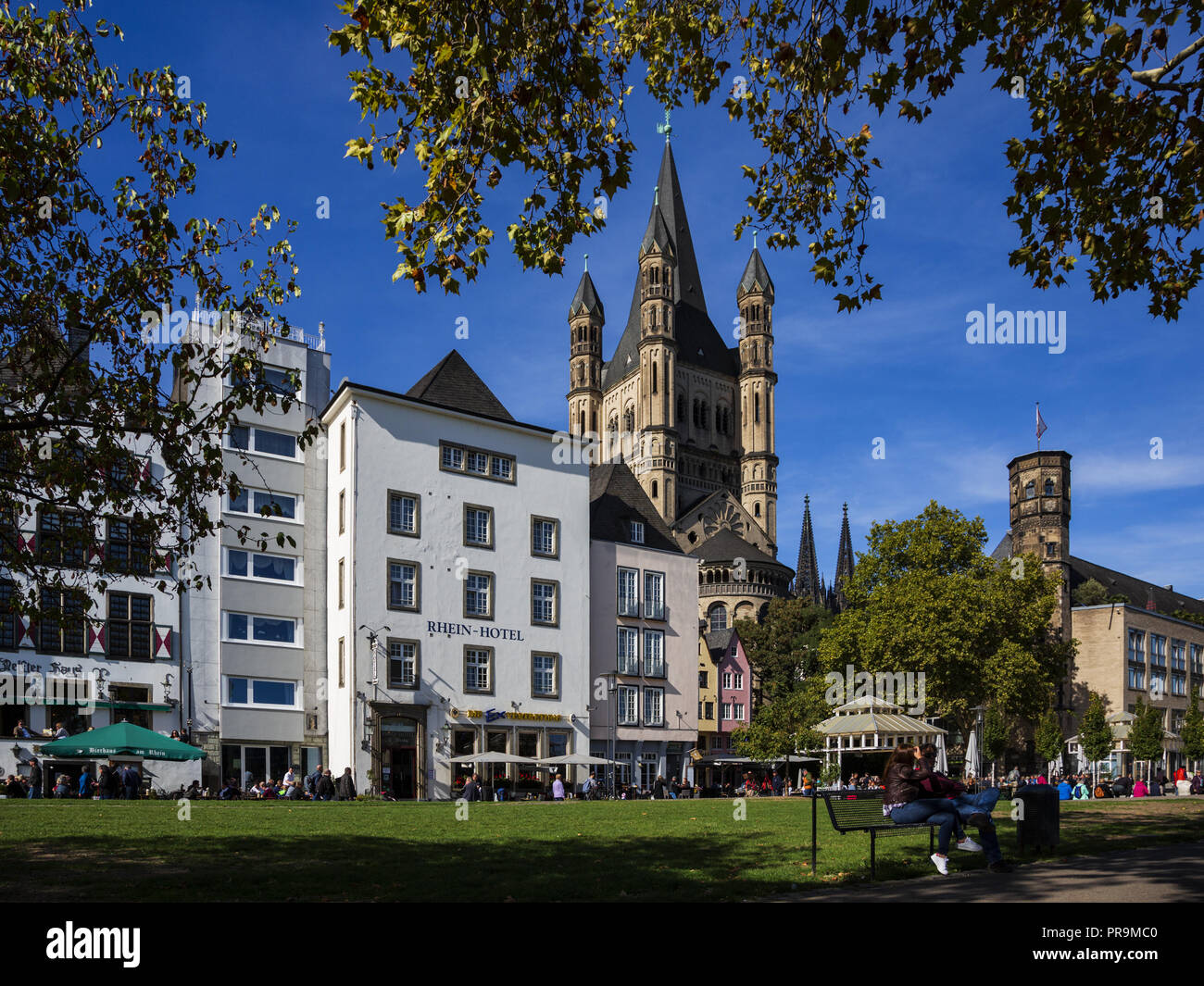 Bâtiments le long Frankenwerft, Rheingarten, avec une grande église St Martin, de la vieille ville historique de Cologne, Rhénanie du Nord-Westphalie, Allemagne, Banque D'Images