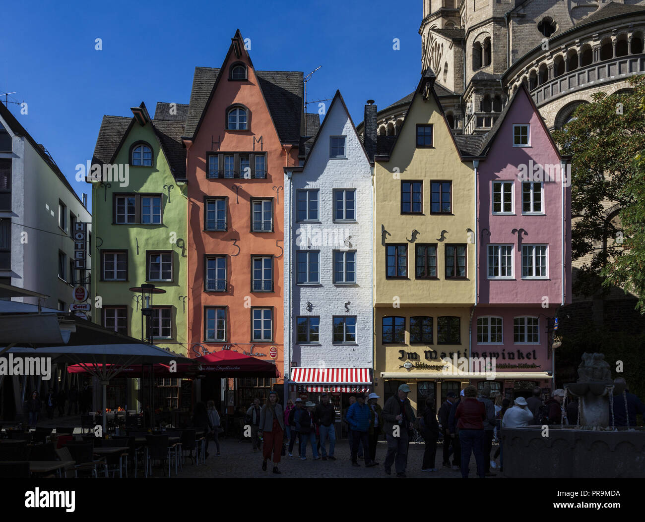 Bâtiments de Fischmarkt place en face de l'Eglise Grand St-martin, la vieille ville historique de Cologne, Rhénanie du Nord-Westphalie, Allemagne, Banque D'Images