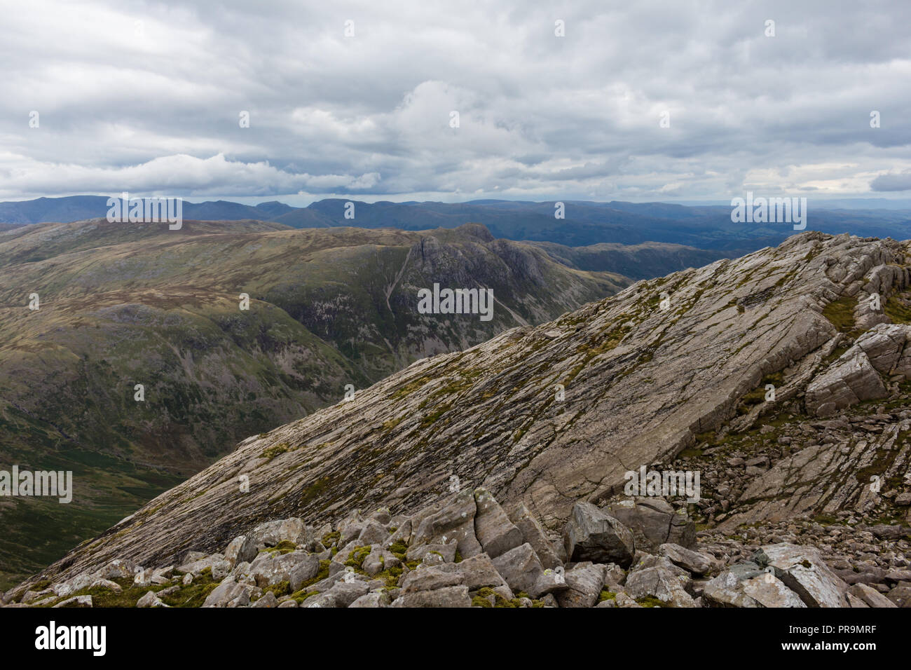 La grande dalle de rochers plats, Bowfell, Lake District, Cumbria, Angleterre. Banque D'Images