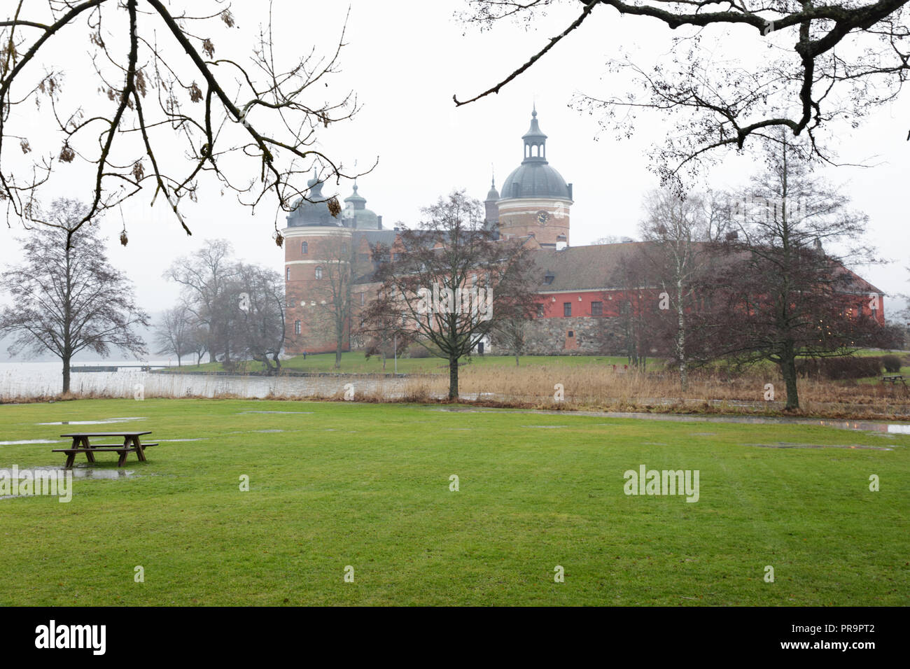 Le brouillard et la pluie ath le château Gripsholm pendant la saison d'hiver. Banque D'Images
