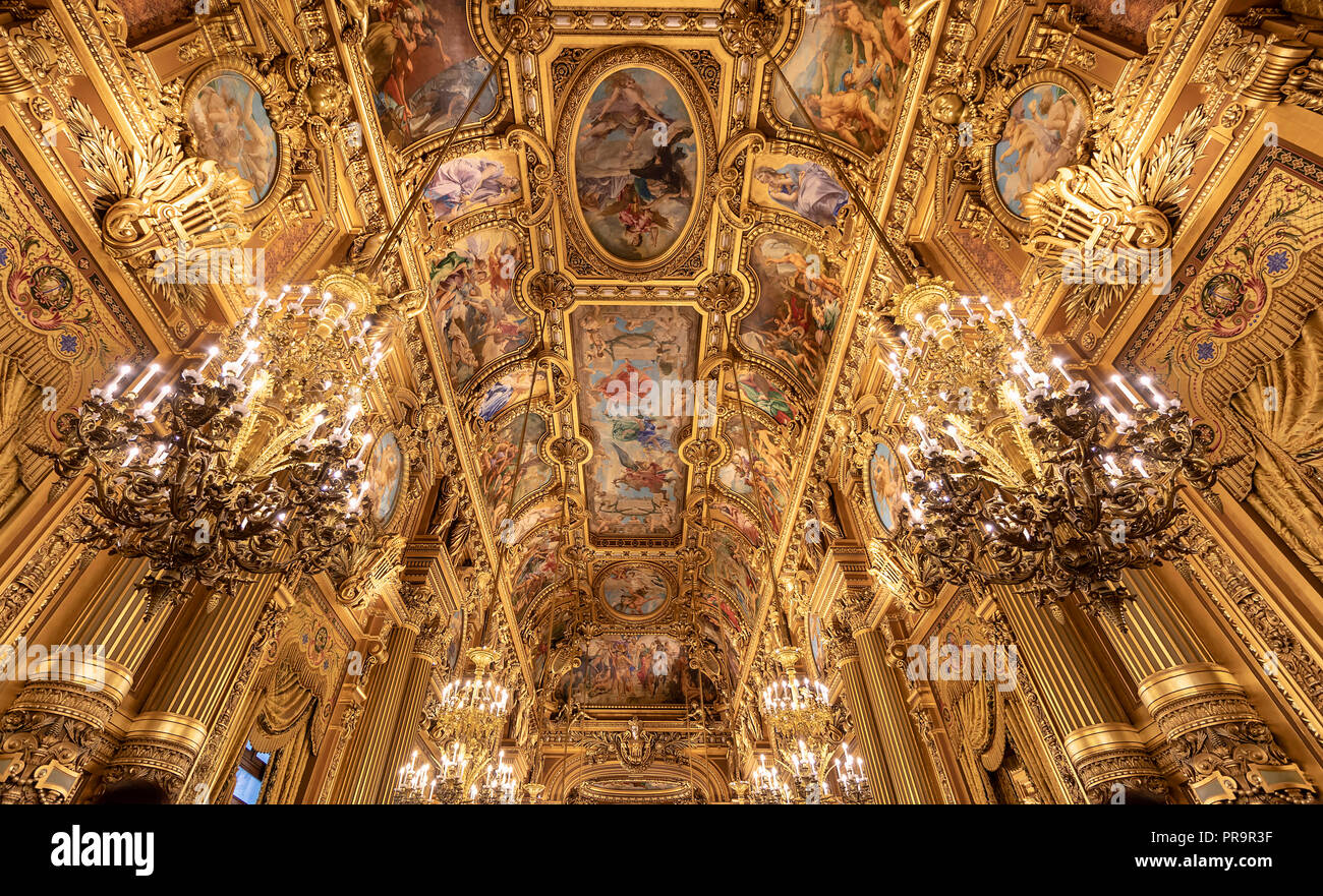 Vue de l'intérieur de la lustres Palais Garnier (Opéra Garnier) à Paris, France. Il était à l'origine appelé la salle Banque D'Images
