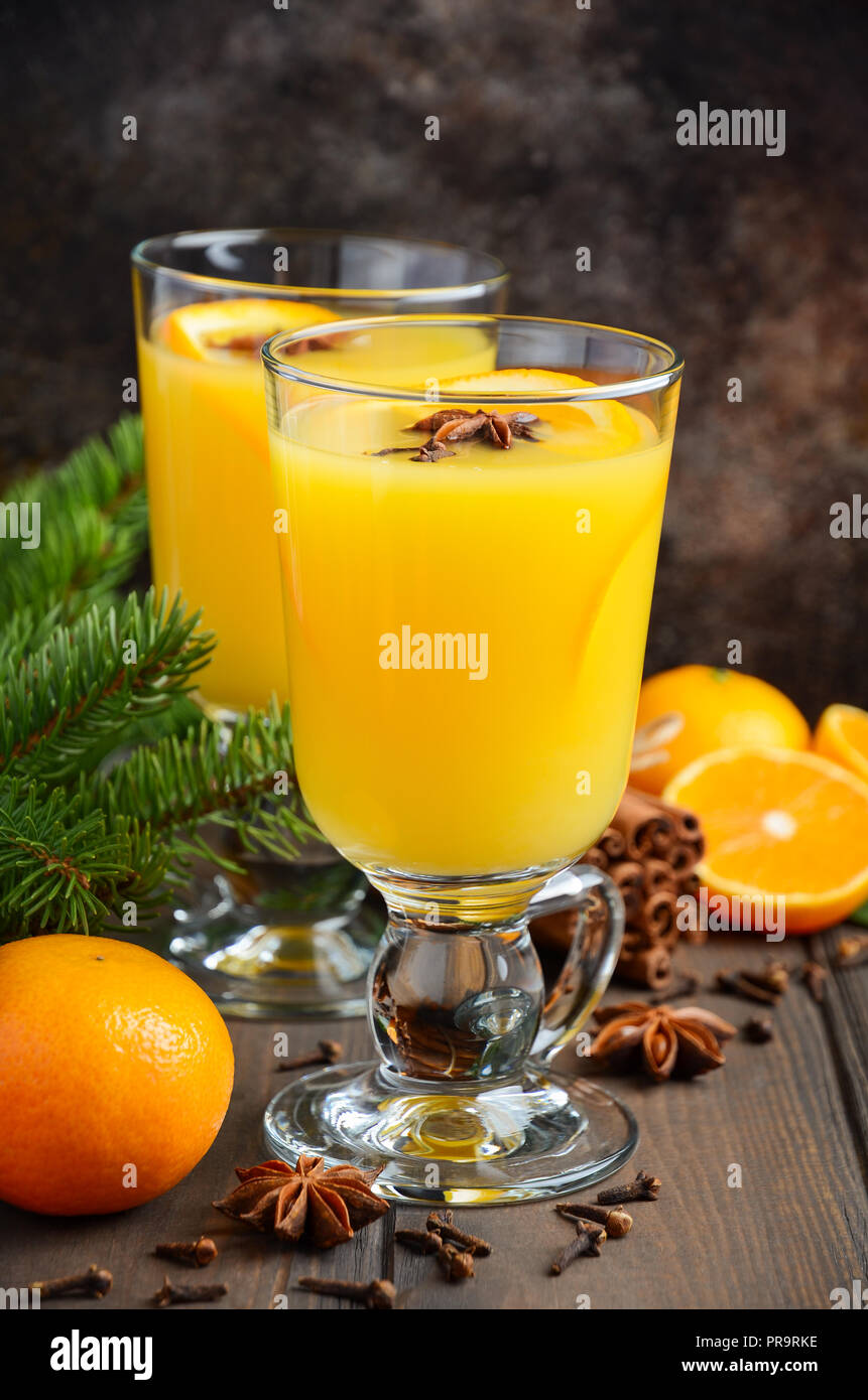 Automne Hiver chaud cocktail Punch orange épicé de cannelle et de girofle Anis Banque D'Images