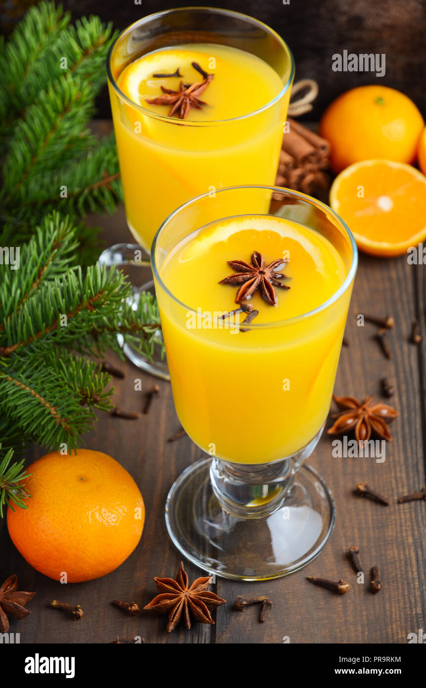 Automne Hiver chaud cocktail Punch orange épicé de cannelle et de girofle Anis Banque D'Images