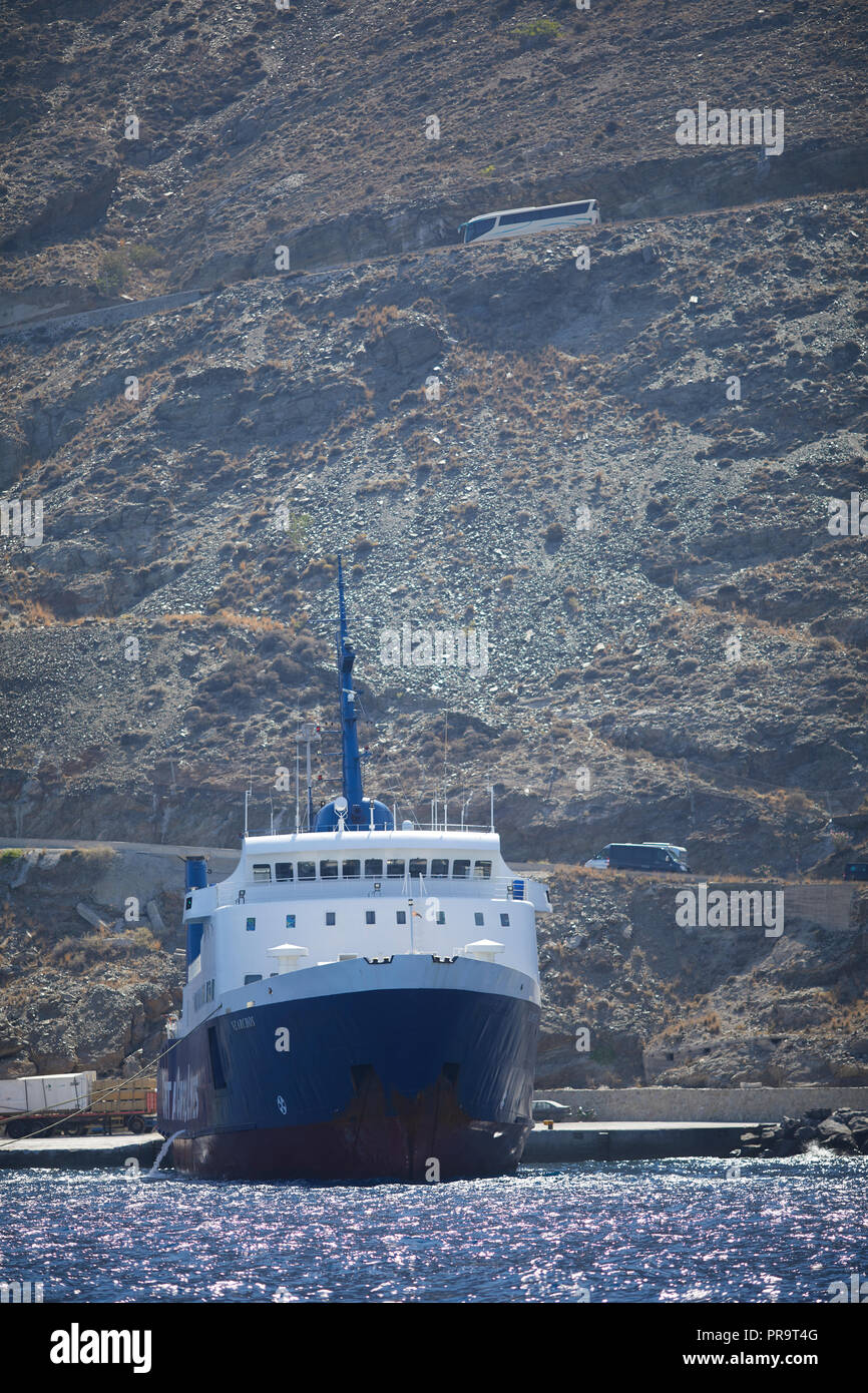 La route en zig-zag à la dow ferry port Athinios île de Santorin, un groupe d'îles des Cyclades en Grèce Banque D'Images
