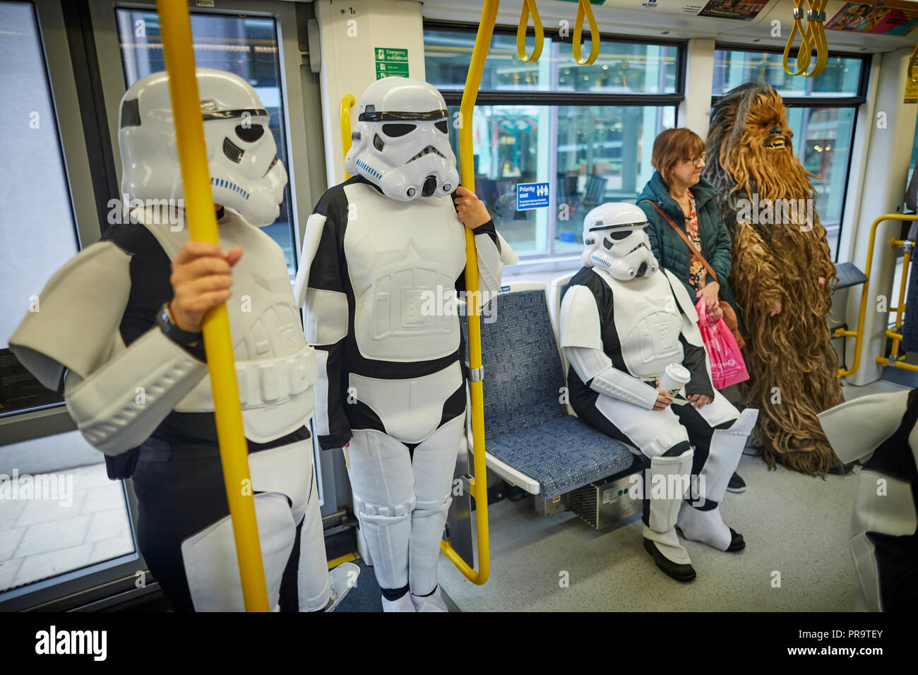 Star Wars stormtrooper costumiers Sifi sur le Manchester Metrolink Banque D'Images