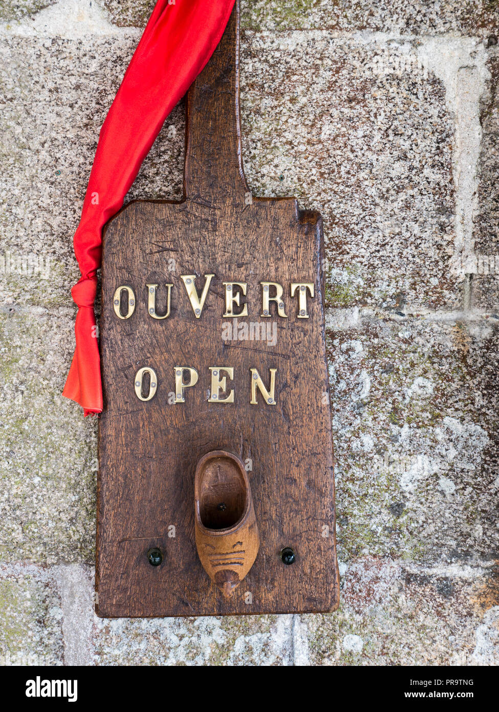 Français rustique 'ouvert' ouvert et bilingue signe avec boucher en dehors d'une boulangerie patisserie Boulanger néerlandais en vieille ville Ville Close Concarneau Bretagne France Banque D'Images