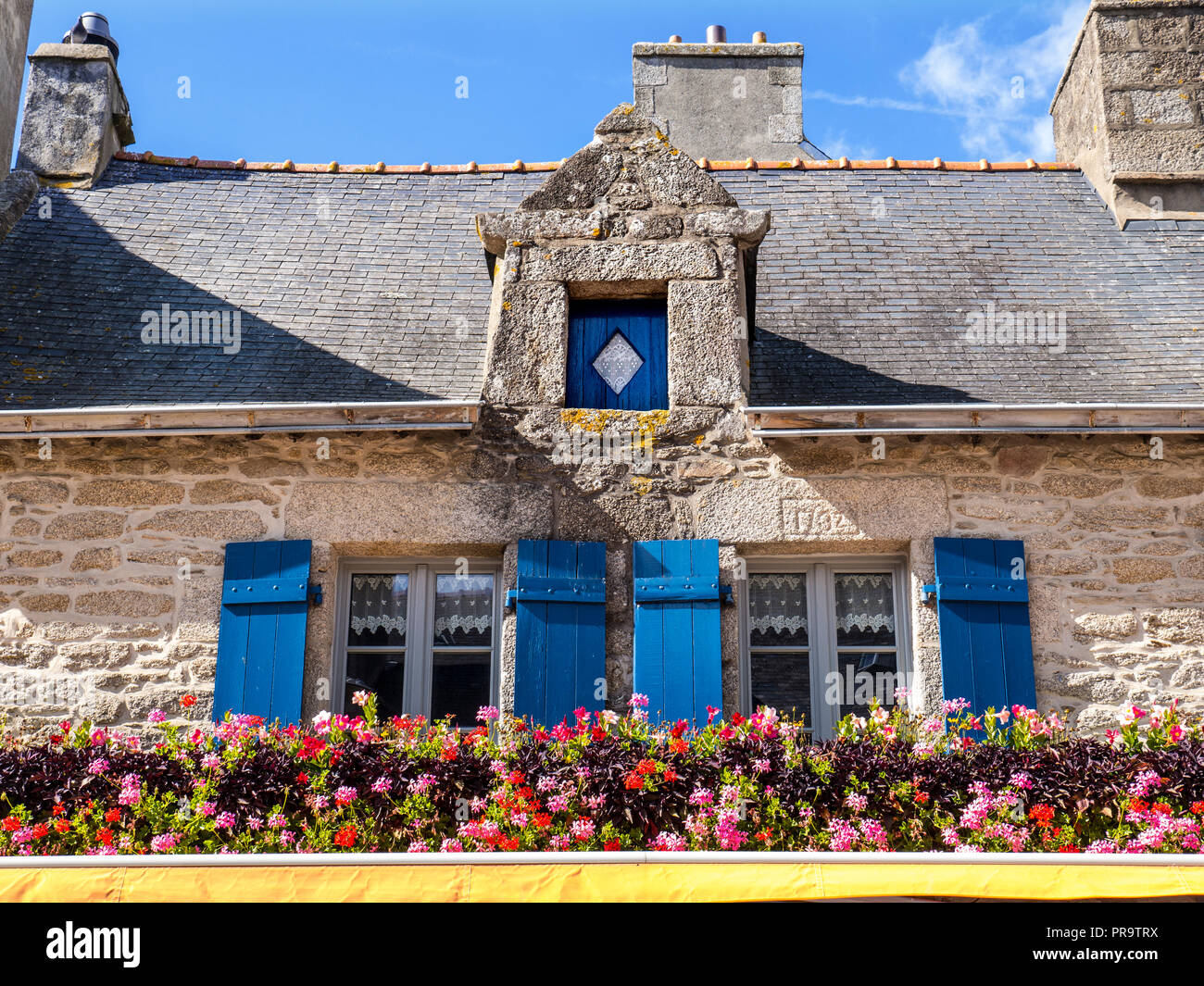 Architecture Bretagne restaurant rustique français 'La Port au vin" avec affichage floral fenêtres Ville Close Concarneau Finistère Bretagne France Banque D'Images