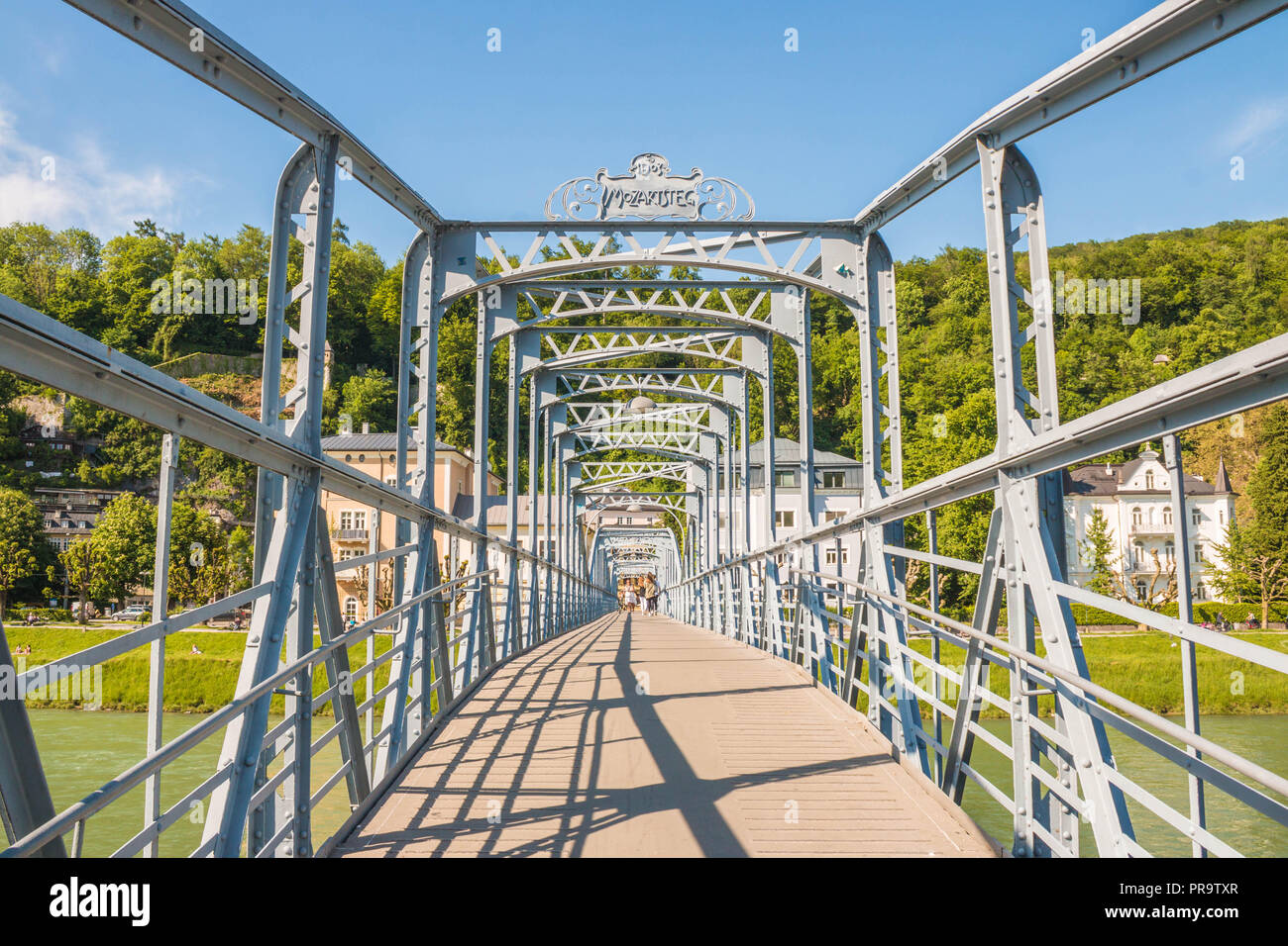 Salzbourg, Autriche - Mai 22, 2017 Art nouveau : Mozartsteg pont construit sur la rivière Salzach en 1903. Banque D'Images