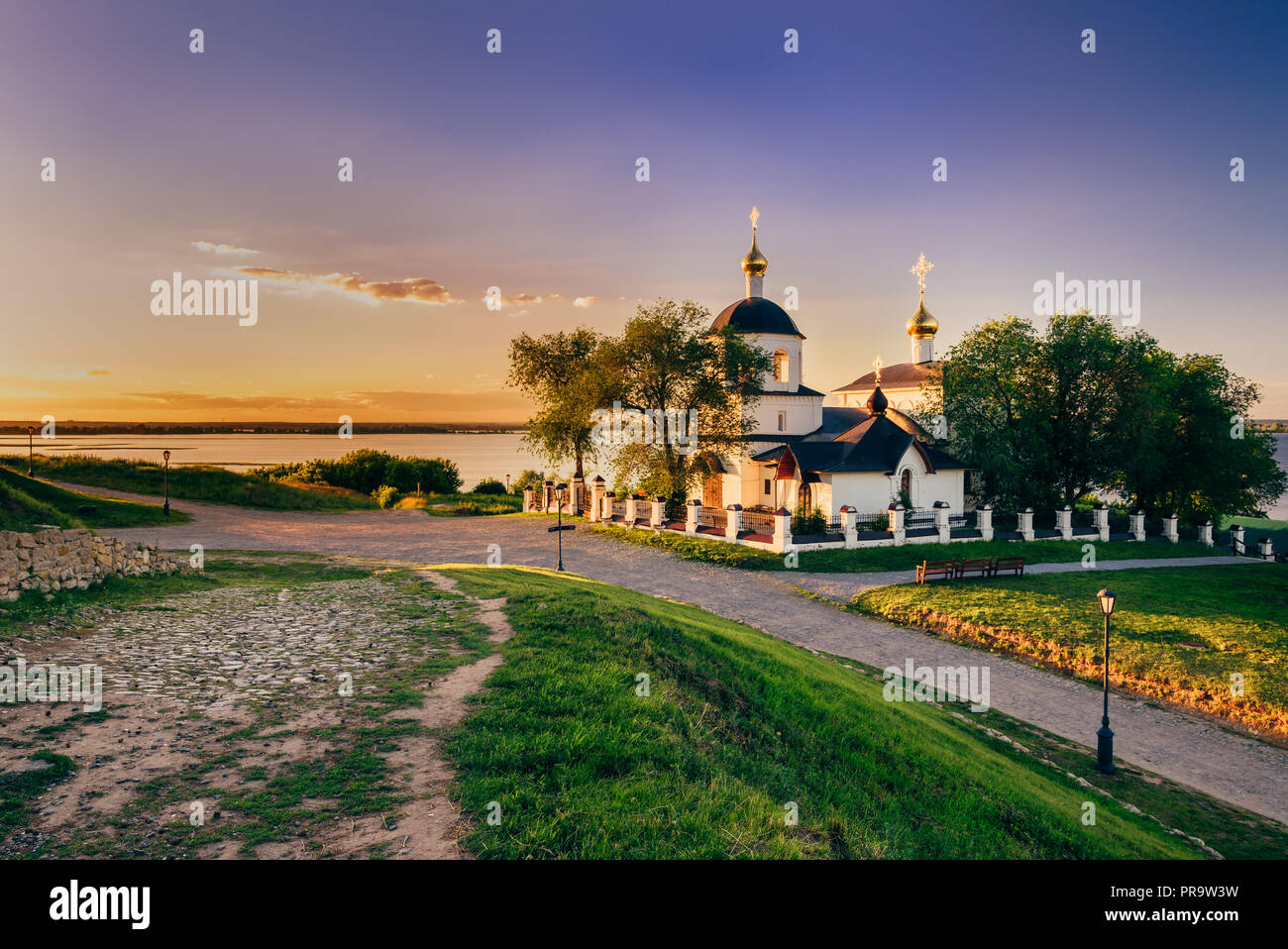 Église de St Constantin et Hélène sur l'île de Sviyazhsk rural en Russie. Coucher du soleil d'été. Banque D'Images