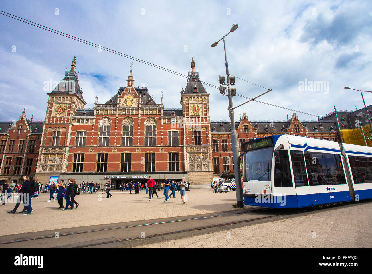 AMSTERDAM, Pays-Bas - 31 août 2018 Vue de la Gare Centrale : plaque tournante du transport ferroviaire à Amsterdam. Banque D'Images