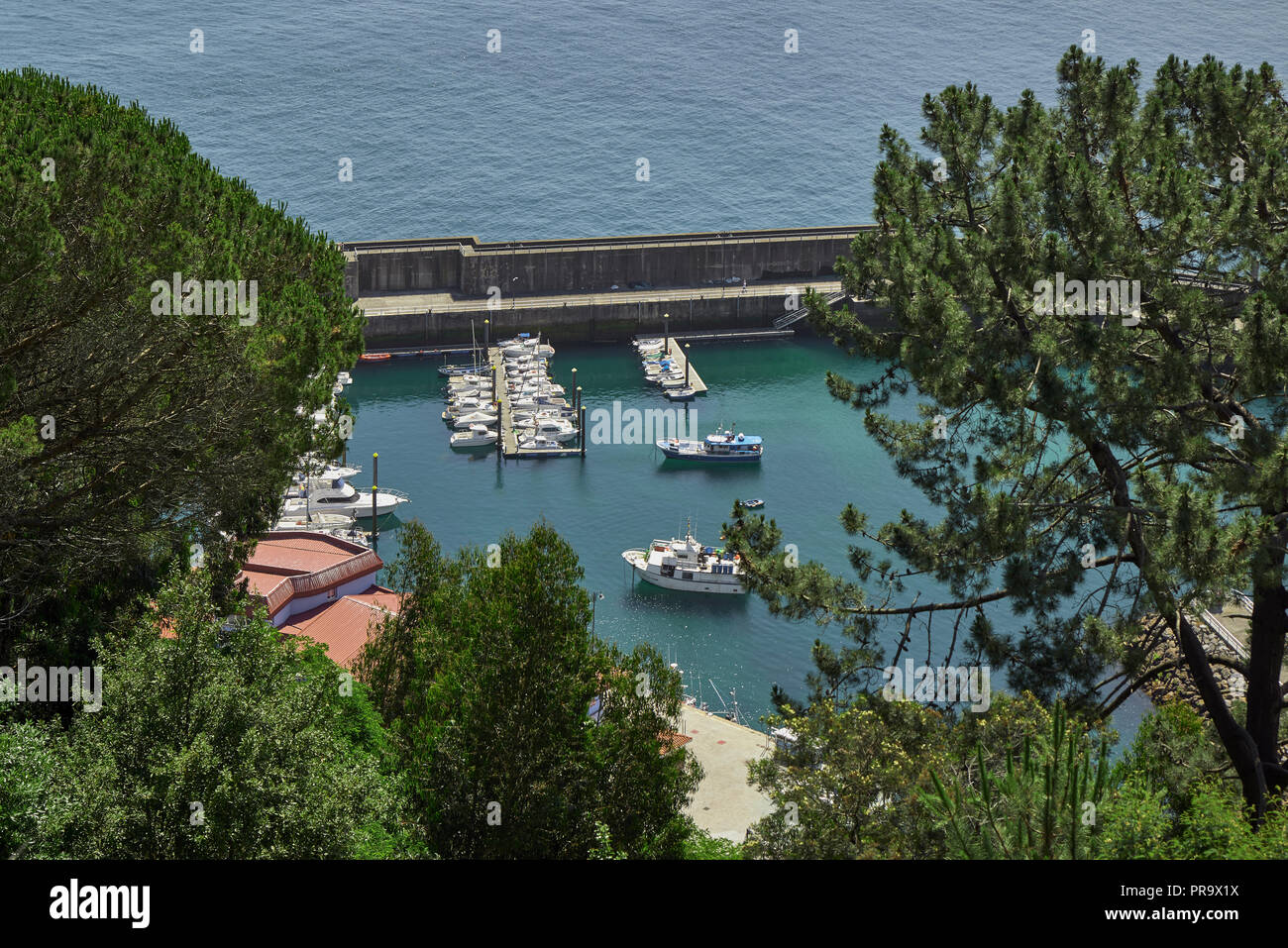 Vue depuis le point de vue de San Roque de port sportif dans la ville de Lastres, Principauté des Asturies, Espagne, Europe Banque D'Images