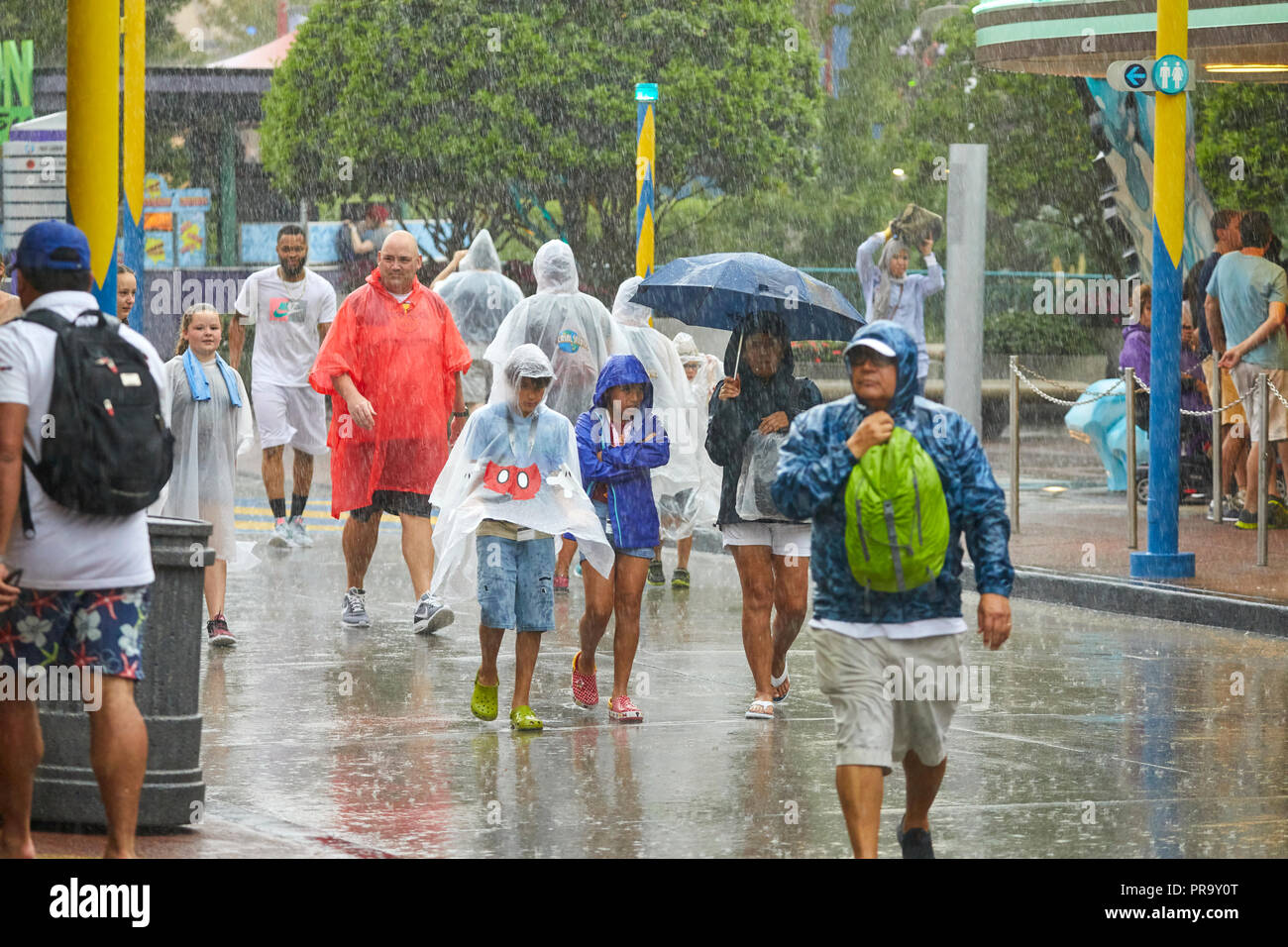 Tourist dans la pluie à Universal Studios Orlando en Floride Banque D'Images