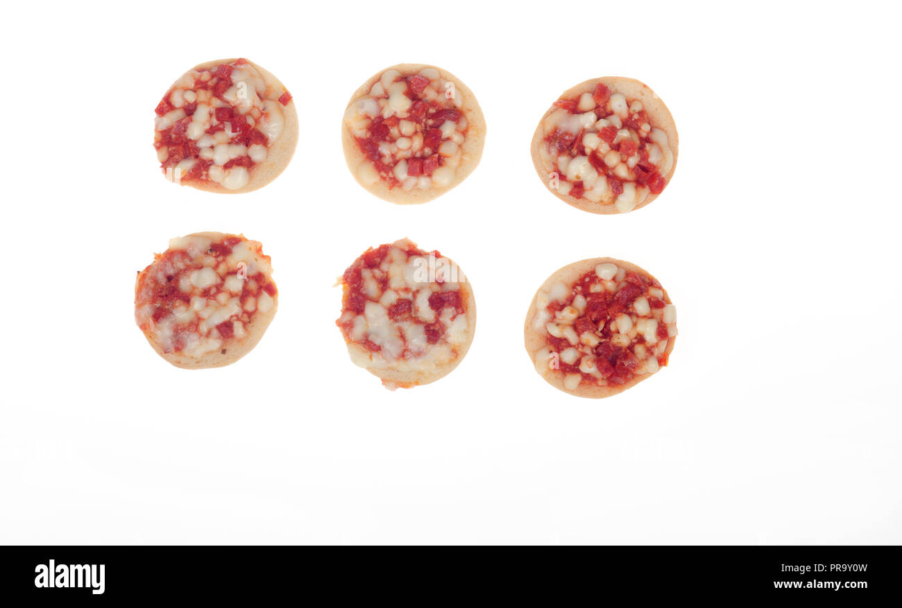Six mini pizza bagel bites sur blanc avec sauce tomate, pepperoni et fromage mozzarella de dessus Banque D'Images