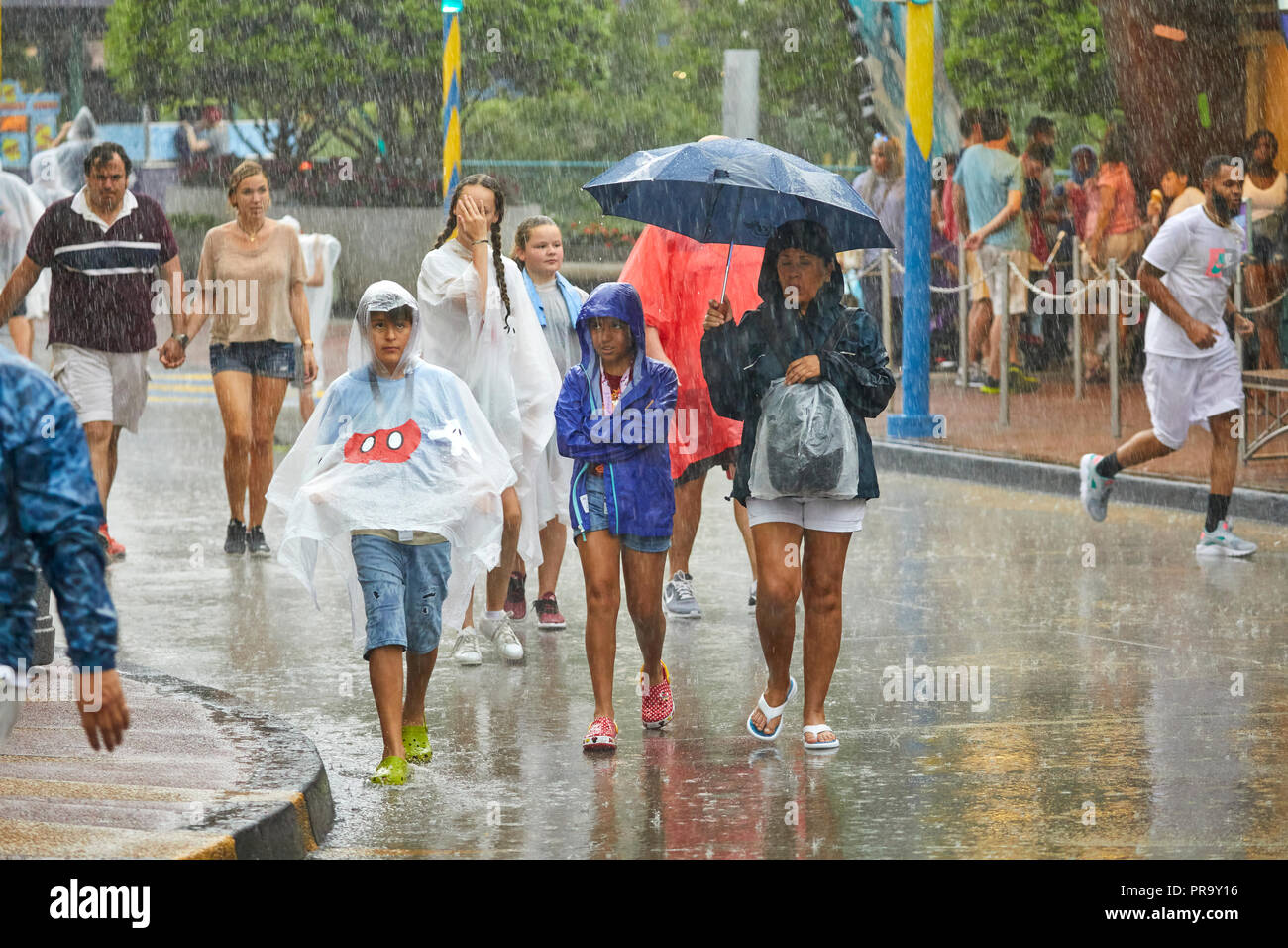 Tourist dans la pluie à Universal Studios Orlando en Floride Banque D'Images