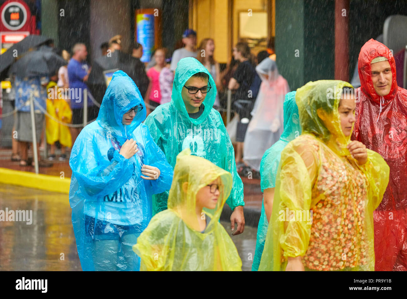 Tourist dans la pluie à Universal Studios Orlando en Floride Banque D'Images