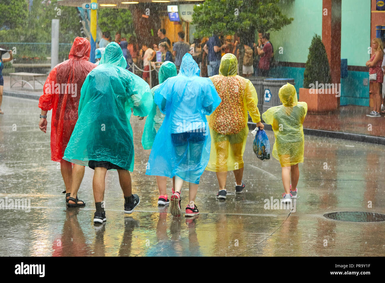 Tourist dans la pluie à Universal Studios Orlando en Floride Banque D'Images