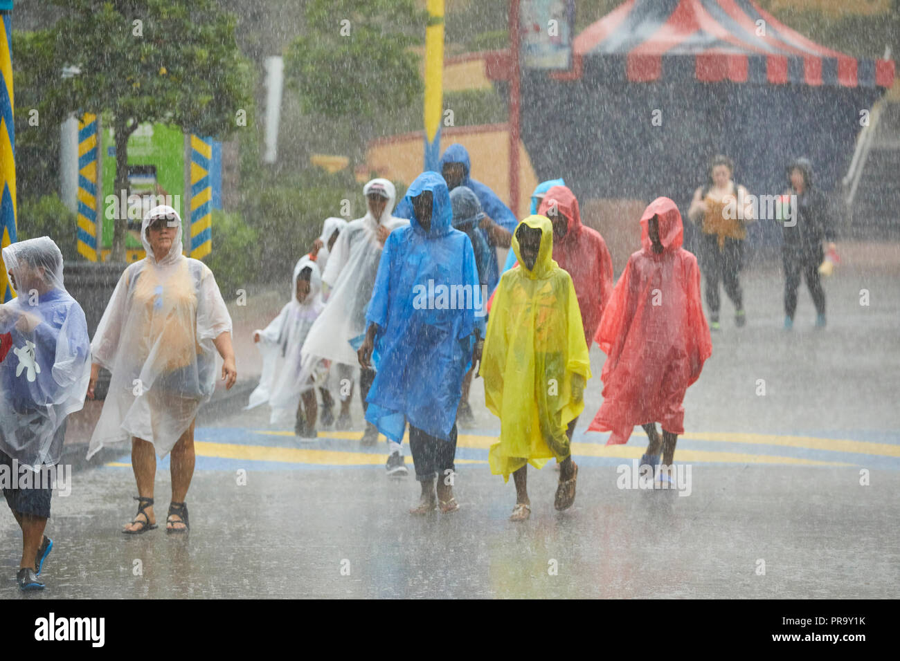 Tourist dans la pluie à Universal Studios Orlando en Floride Banque D'Images
