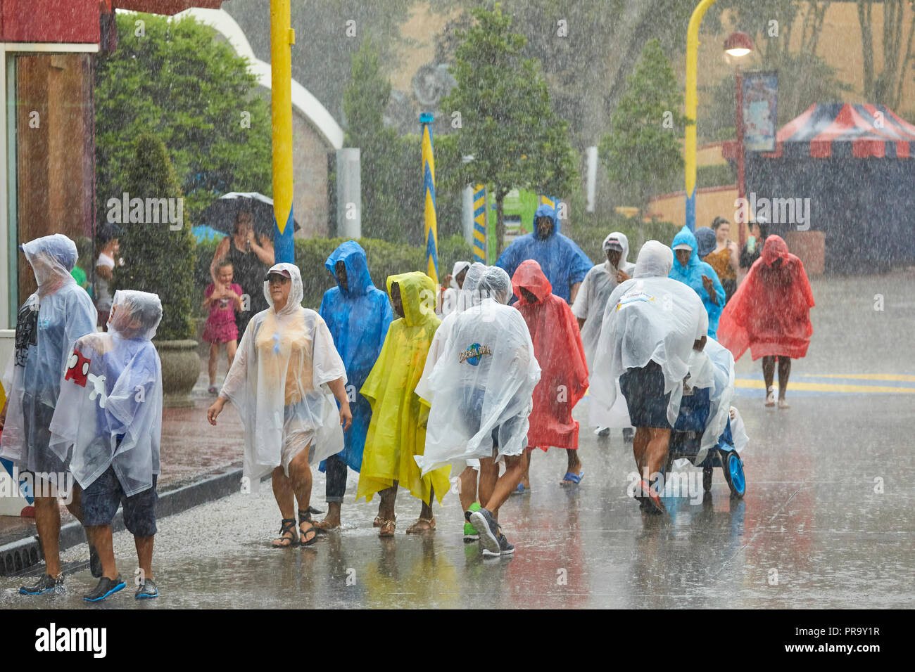 Tourist dans la pluie à Universal Studios Orlando en Floride Banque D'Images