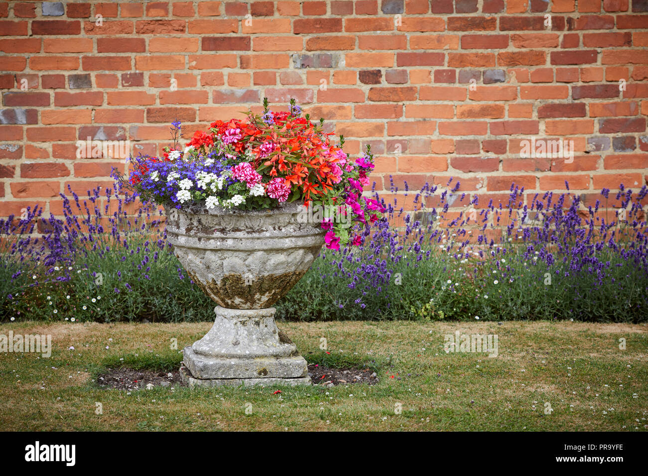 Lillibrooke Manor granges un semoir de fleurs de pierre Banque D'Images