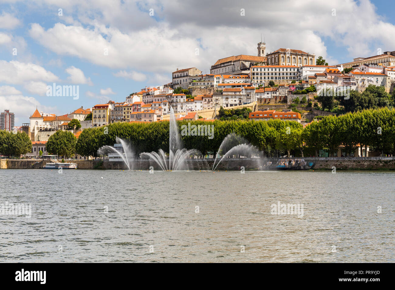 Avis de Coimbra à partir de la rivière Mondego Banque D'Images