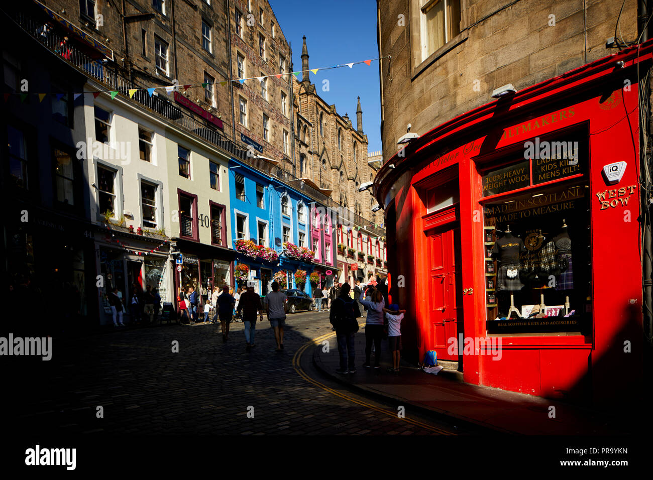 Historique d'Édimbourg, Écosse Grassmarket Bow West pavées menant à Victoria rue bordée de boutiques indépendantes chic avec terrasse abov Victoria Banque D'Images