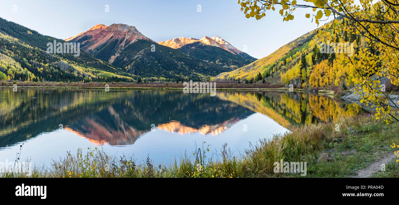 Les montagnes rouges et or trembles sur Hayden reflète la montagne à Crystal Lake dans l'Uncompahgre National Forest au sud de Ouray, Colorado. (Panora Banque D'Images