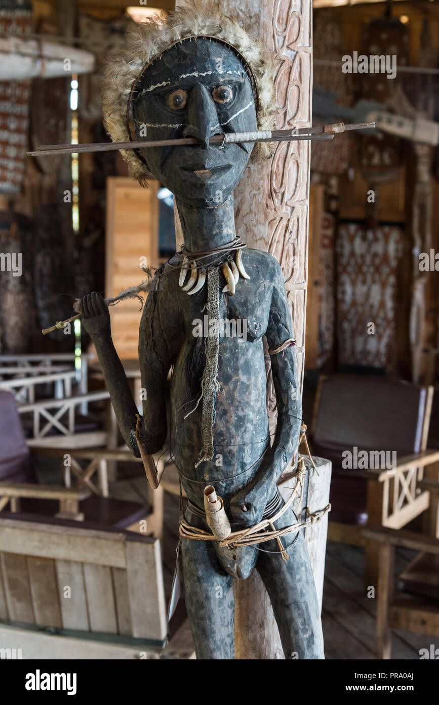 Statue en bois sculpté de la tribu papoue indigène. Wamena, Papouasie, Indonésie. Banque D'Images