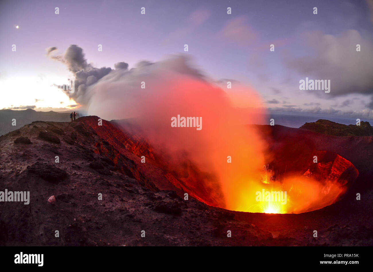 Volcan actif dans la région de Tana -- l'une des îles Vanuatu. Banque D'Images
