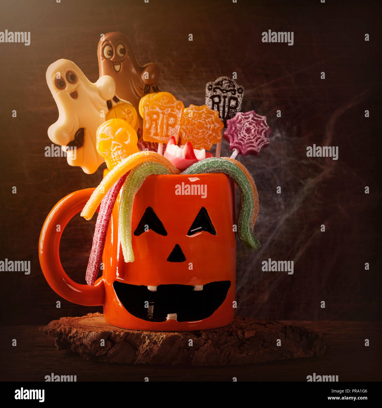 Tasse de citrouille avec des bonbons pour Halloween party Banque D'Images