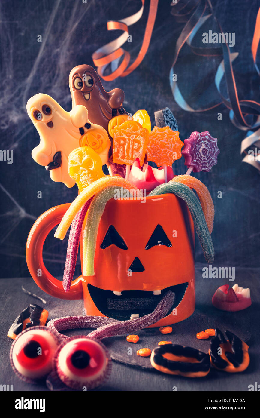 Tasse de citrouille avec des bonbons pour Halloween party Banque D'Images